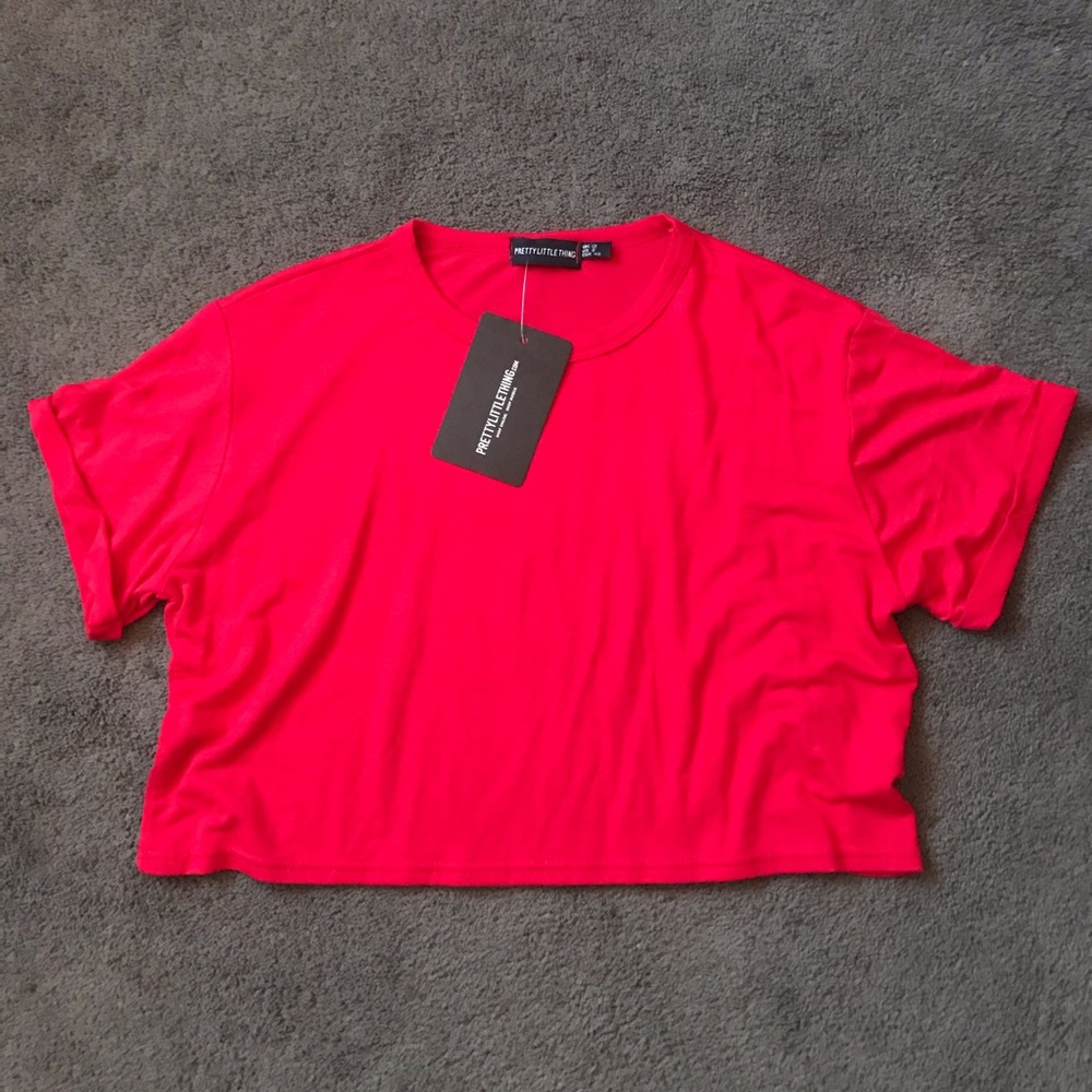 PrettyLittleThing Basic Roll Sleeve Crop T-Shirt - Picture 9 of 9